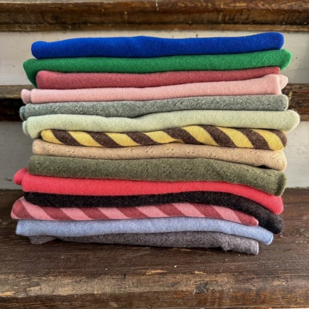 Small cashmere scarf, holepattern, army