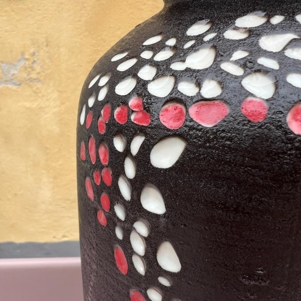 Bordlampe, keramik, sort med rd/hvide dekorationer, H38