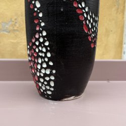 Bordlampe, keramik, sort med rd/hvide dekorationer, H38