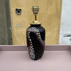 Bordlampe, keramik, sort med rd/hvide dekorationer, H38