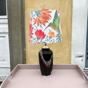 Bordlampe, keramik, sort med rd/hvide dekorationer, H38