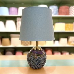 Nr 476 - Hndlavet lampeskrm i Lysebl eksklusiv hr