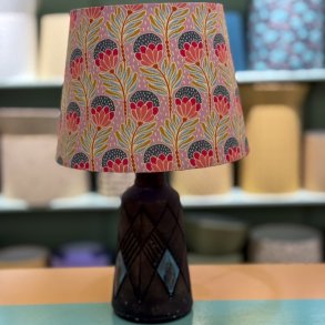 Bordlampe, keramik, brun m harlekin felter