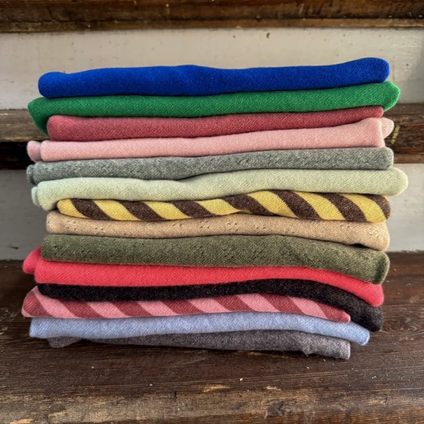 Small cashmere scarf, holepattern, Blue mlg