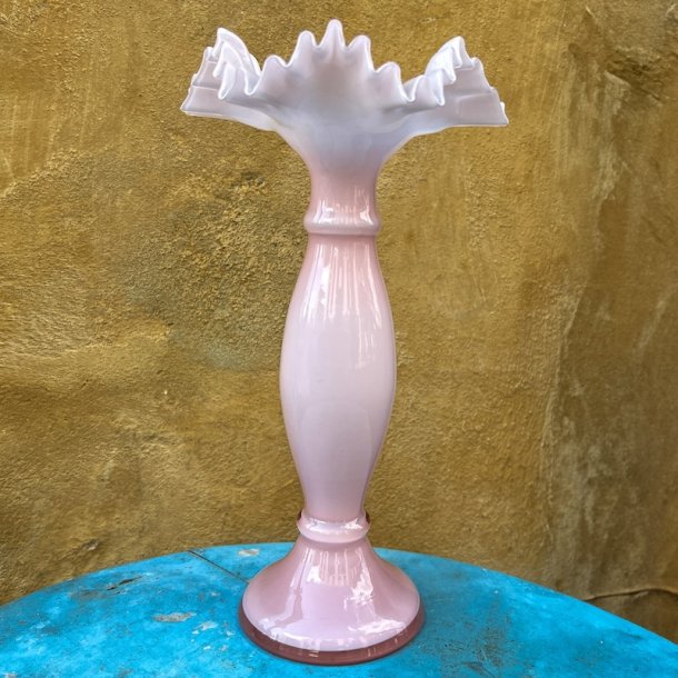 Vase, opaline, lyserd m flsekant, H26