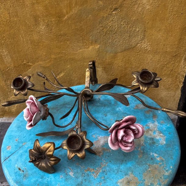 Vgstage i messing og porcelnsroser