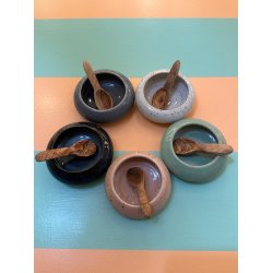 Saltkar med ske, flere varianter