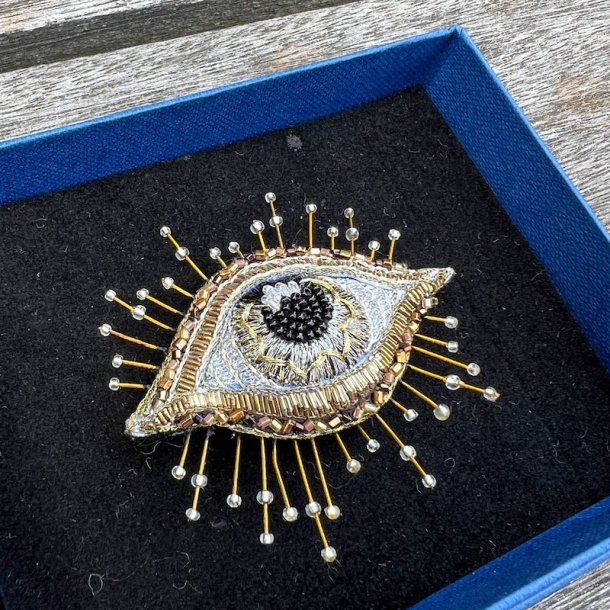 Inner eye broche
