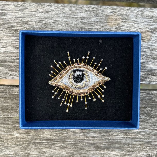 Inner eye broche