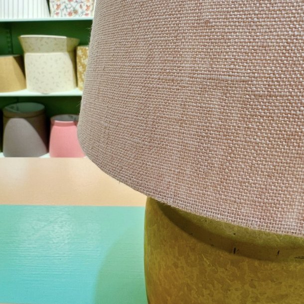 Nr 261 - Hndlavet lampeskrm i Lyserd eksklusiv hr