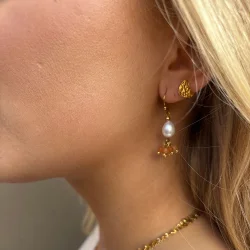 Flora pearl earring