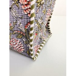 Taske, lysebl med rosa blomster