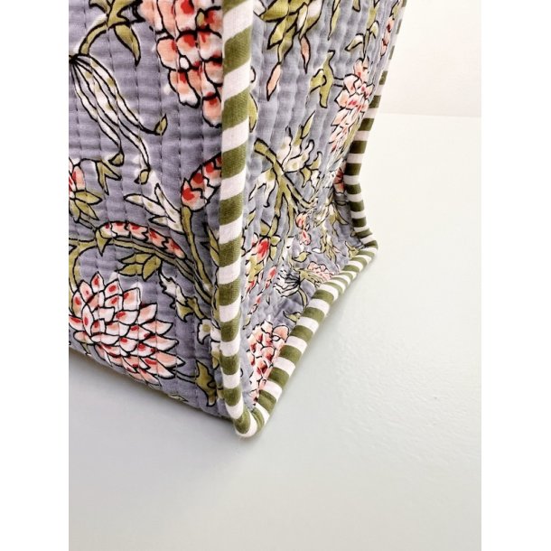 Taske, lysebl med rosa blomster