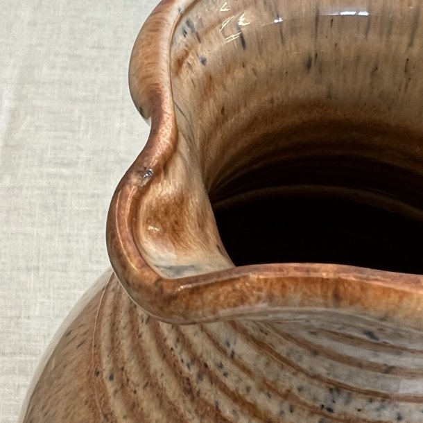 Vintage kande med brun harepels glasur