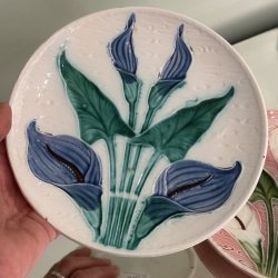 Platte, hvid m bl blomster