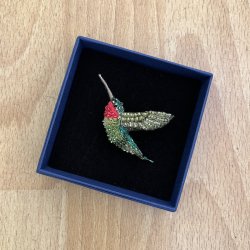 R�dhalset kolibri broche