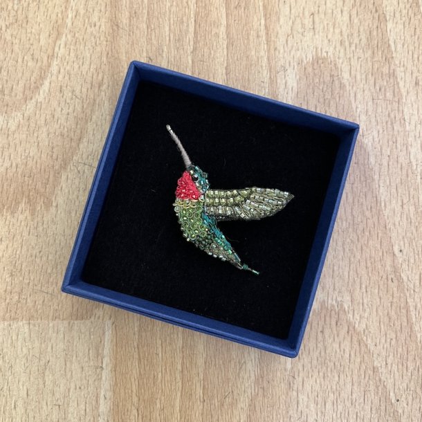 Rdhalset kolibri broche