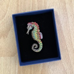 Plettet shest broche