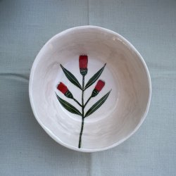 Lyserd skl, sm rde blomster, 14x5