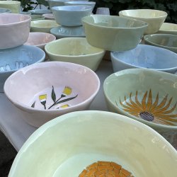 Lyserd skl, sm rde blomster, 14x5