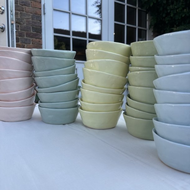 Lyserd skl, sm rde blomster, 14x5