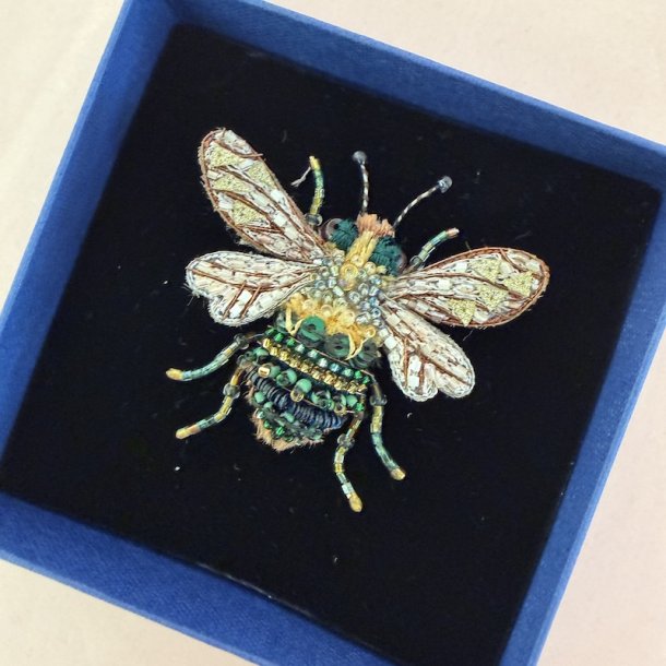 Trovelore Cottage Bee broche