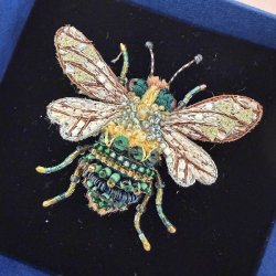 Trovelore Cottage Bee broche