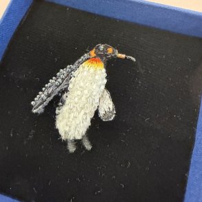 Trovelore King penguin broche
