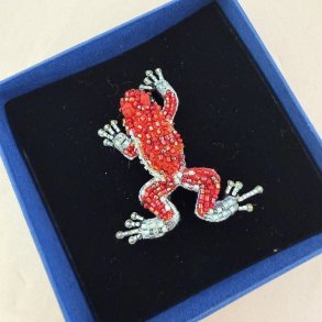 Trovelore Strawberry poison frog broche