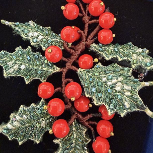 Trovelore Julebroche, Blessed Holly