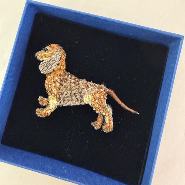 Trovelore Gravhund (dachshund) broche