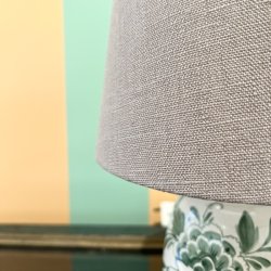 Nr 505 - Hndlavet lampeskrm i mrk taupe eksklusiv hr