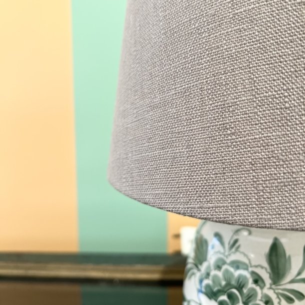 Nr 505 - Hndlavet lampeskrm i mrk taupe eksklusiv hr