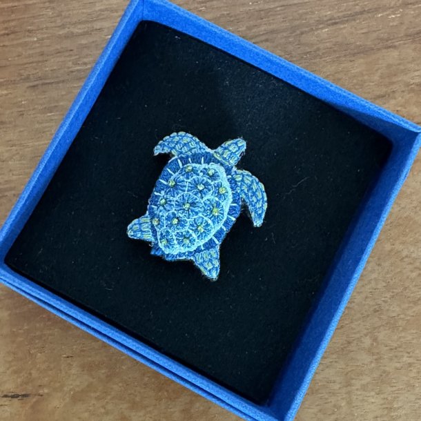 Blue loggerhead turtle broche