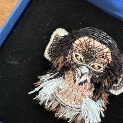 Happy Chimp broche