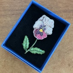 Stedmoder blomst broche