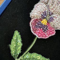 Stedmoder blomst broche