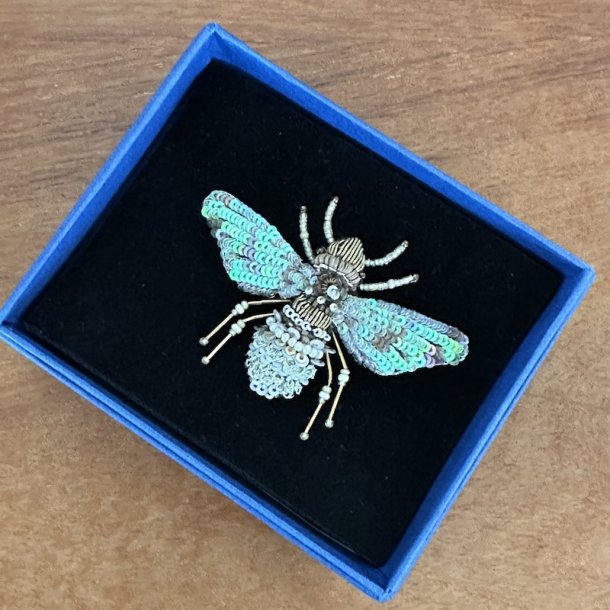 Pearl bee broche