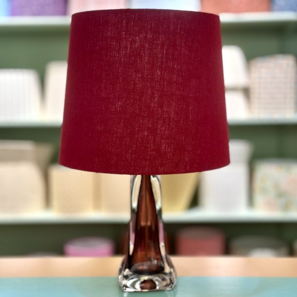 Nr 528 - Hndlavet lampeskrm i dyb rd eksklusiv hr