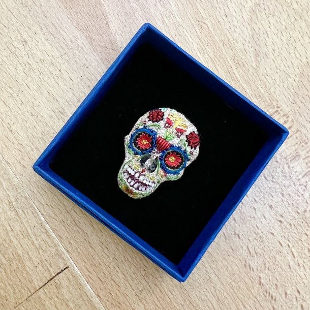 Skull broche
