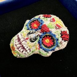 Skull broche
