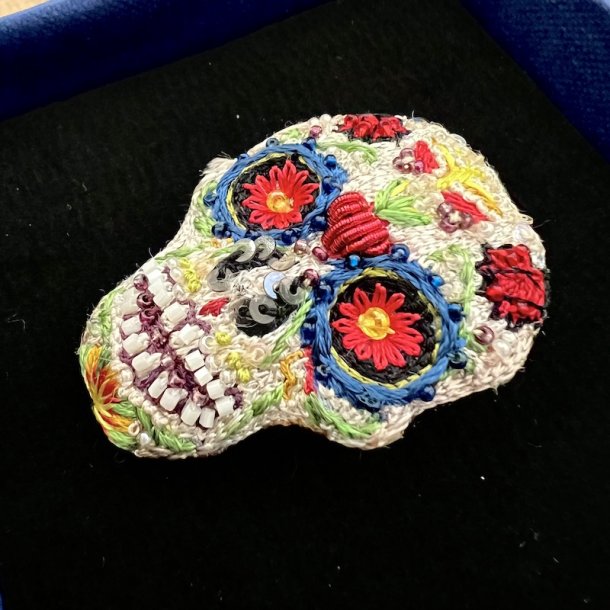 Skull broche