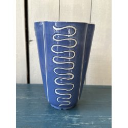 Bl Hegnetslund vase med hvide detaljer