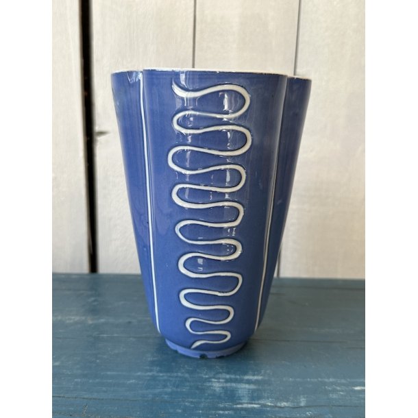 Bl Hegnetslund vase med hvide detaljer