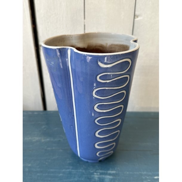 Bl Hegnetslund vase med hvide detaljer