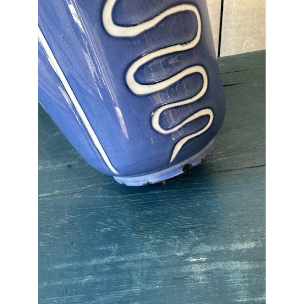 Bl Hegnetslund vase med hvide detaljer