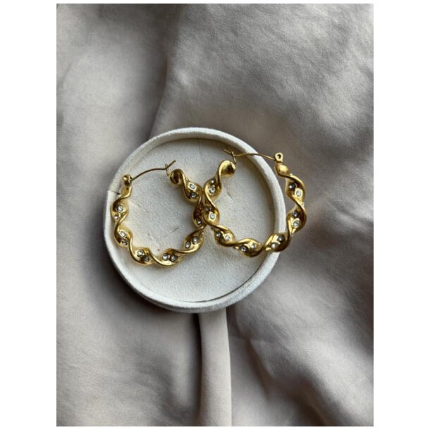 Wavy shiny hoops