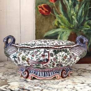 Blomster terrin, Svaner