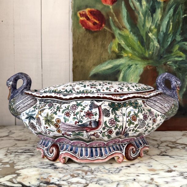 Blomster terrin, Svaner