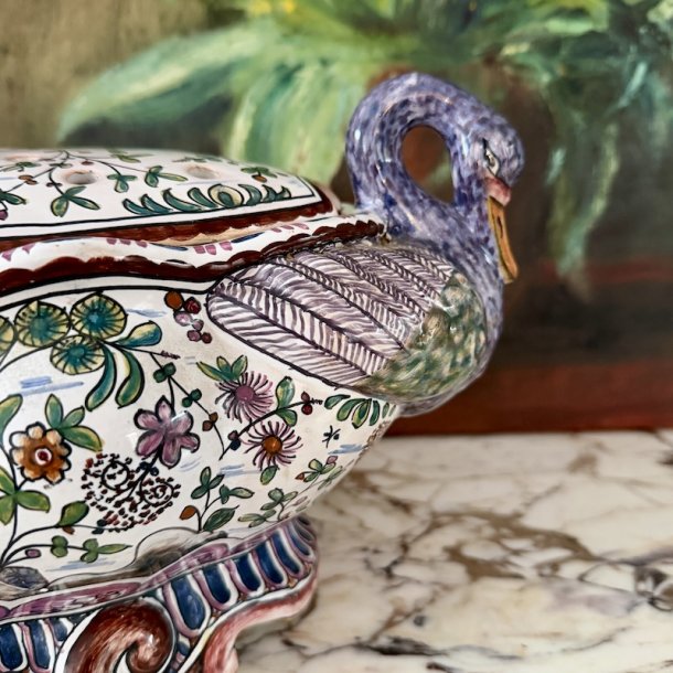 Blomster terrin, Svaner